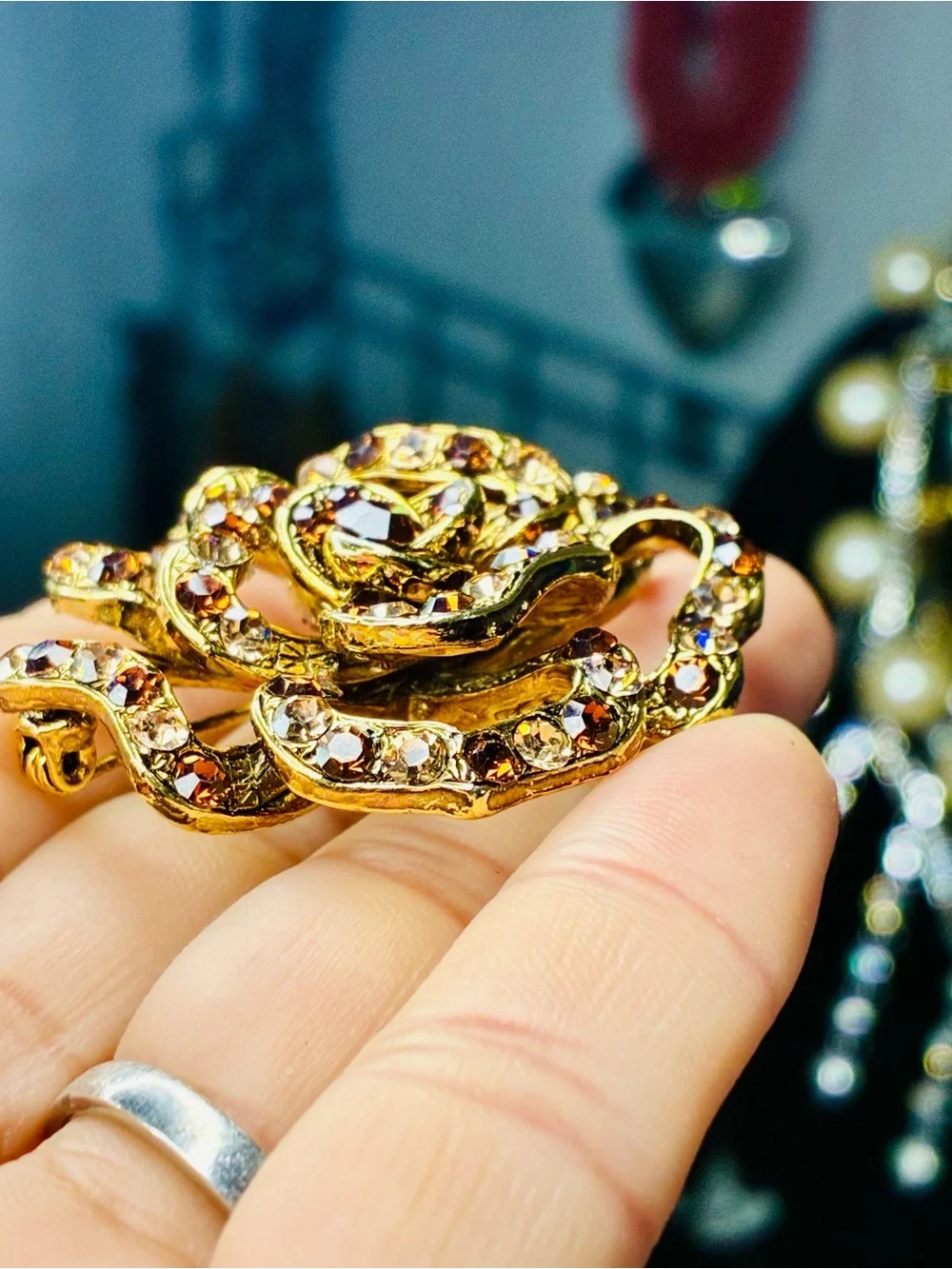 VTG Gold-Tone Mocha Mousse Brown Crystal Floral Brooch Effortless Elegant EUC